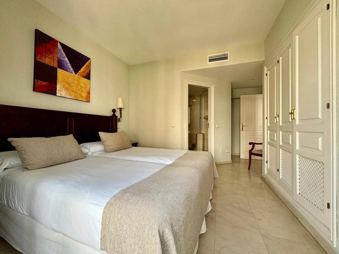 2 quarto Apartamento para arrendar em Elviria com piscina garagem - 1 750 € (Ref: 9984191)