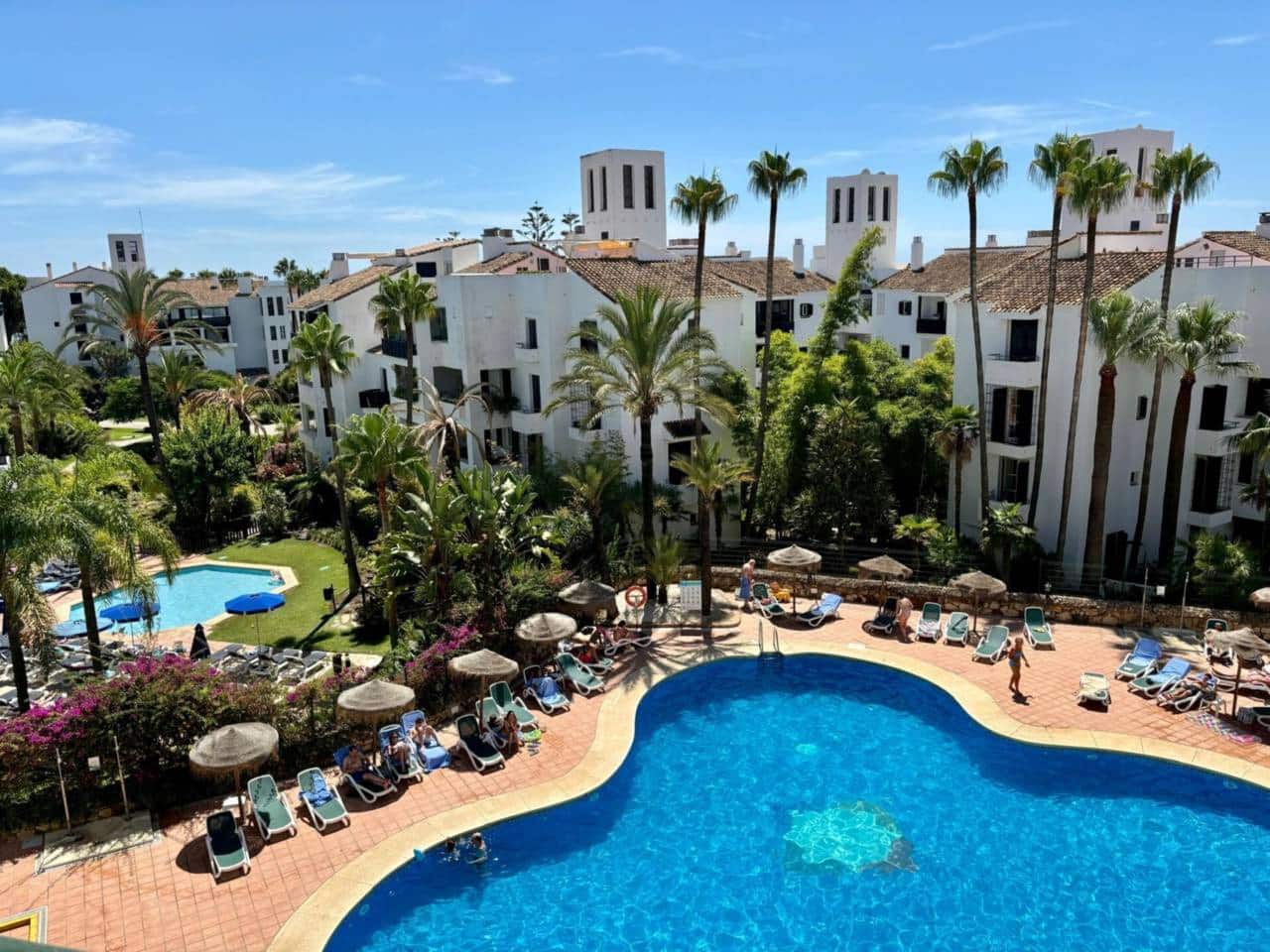 2 quarto Apartamento para arrendar em Elviria com piscina garagem - 1 750 € (Ref: 9984191)