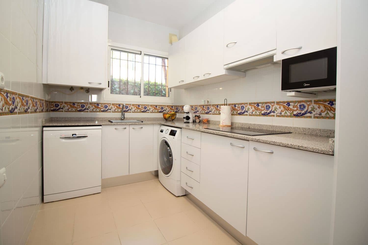 2 bedroom Apartment for rent in La Reserva with pool garage - € 1,000 (Ref: 9426704)