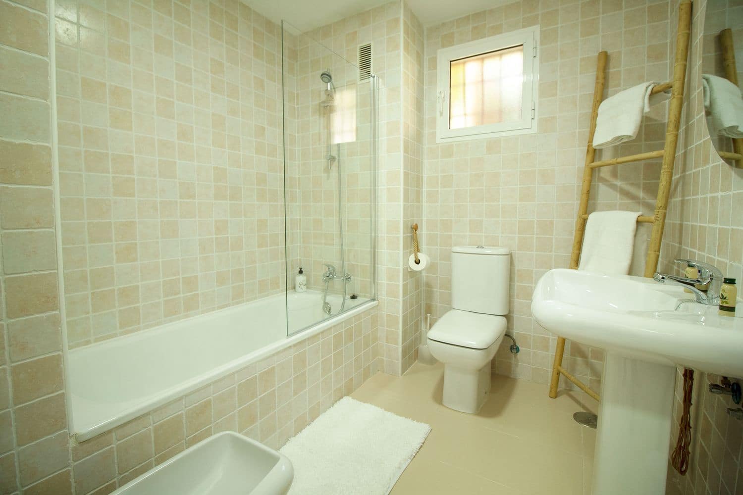 2 bedroom Apartment for rent in La Reserva with pool garage - € 1,000 (Ref: 9426704)