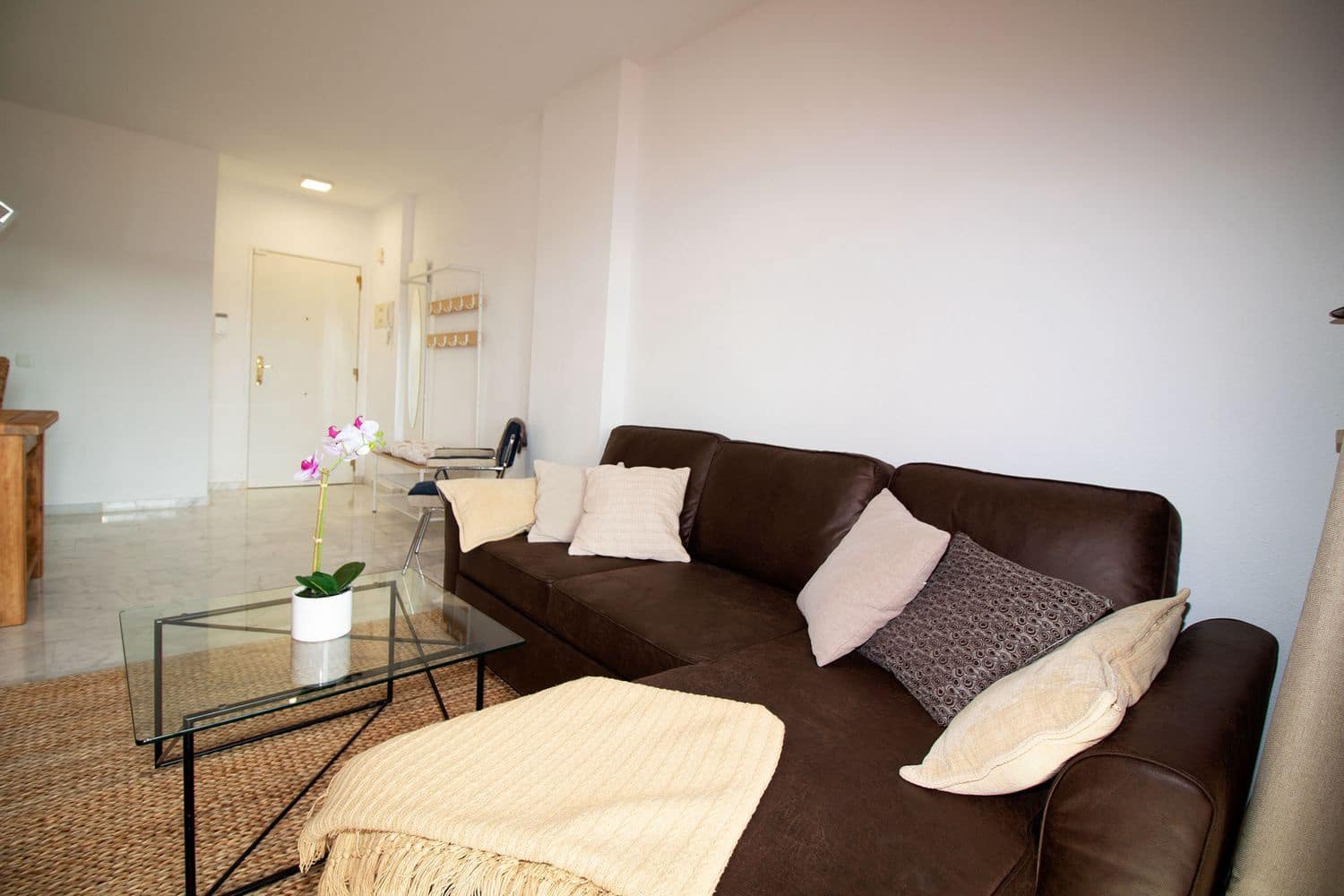 2 bedroom Apartment for rent in La Reserva with pool garage - € 1,000 (Ref: 9426704)