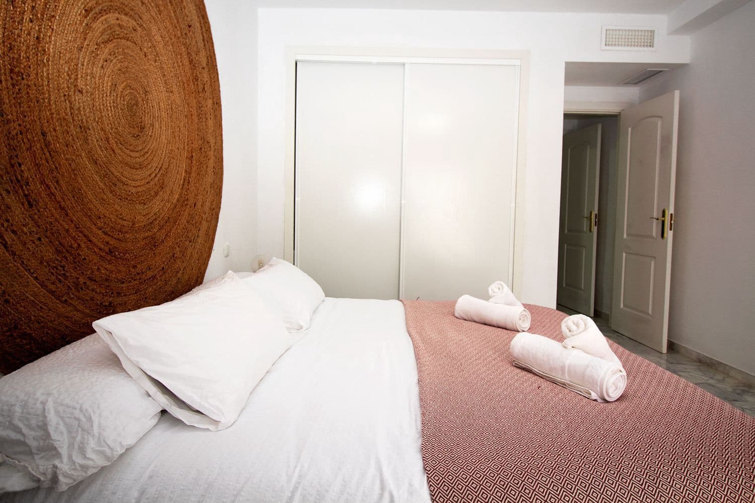 2 bedroom Apartment for rent in La Reserva with pool garage - € 1,000 (Ref: 9426704)