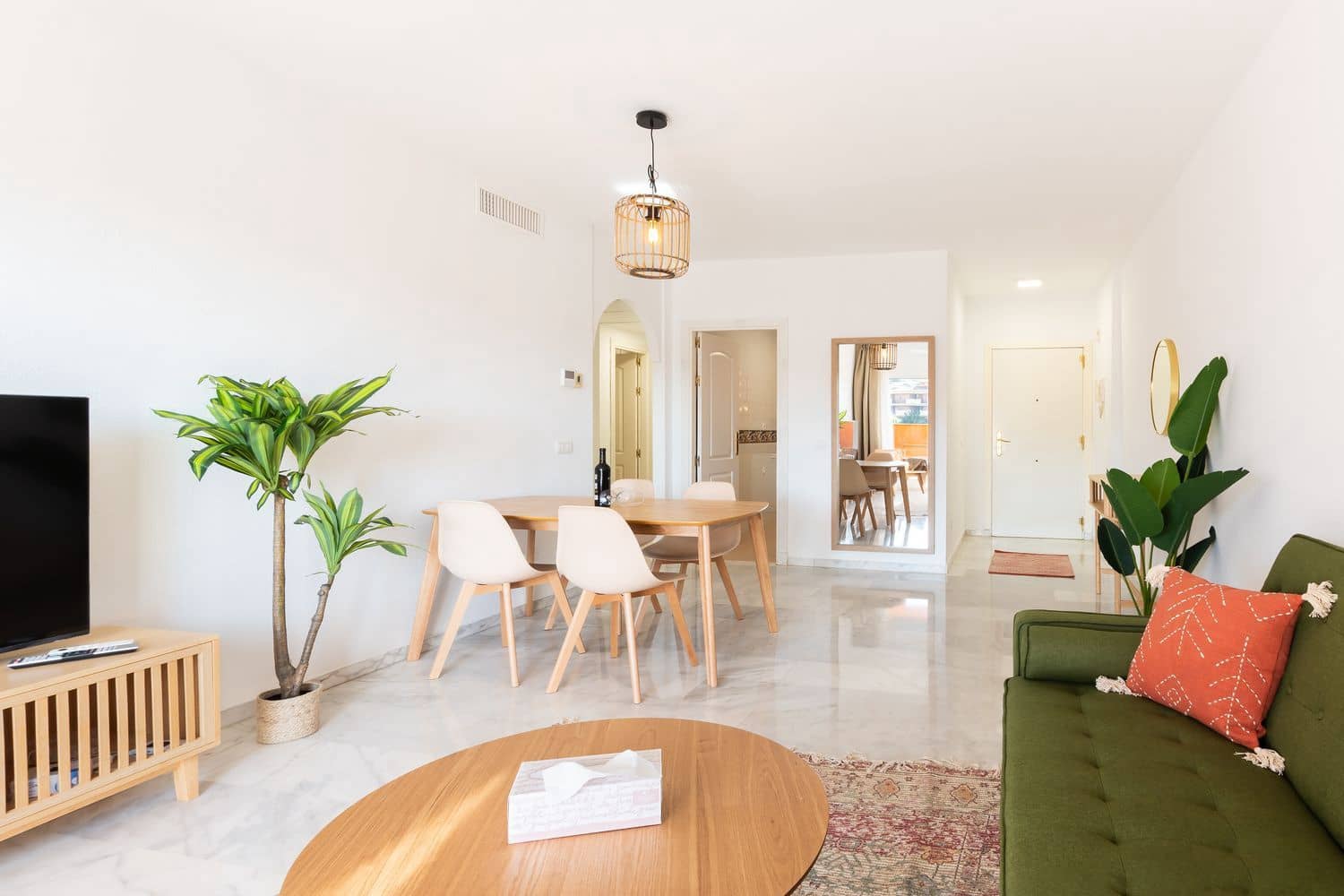 2 bedroom Apartment for rent in La Reserva with pool garage - € 1,000 (Ref: 9432857)