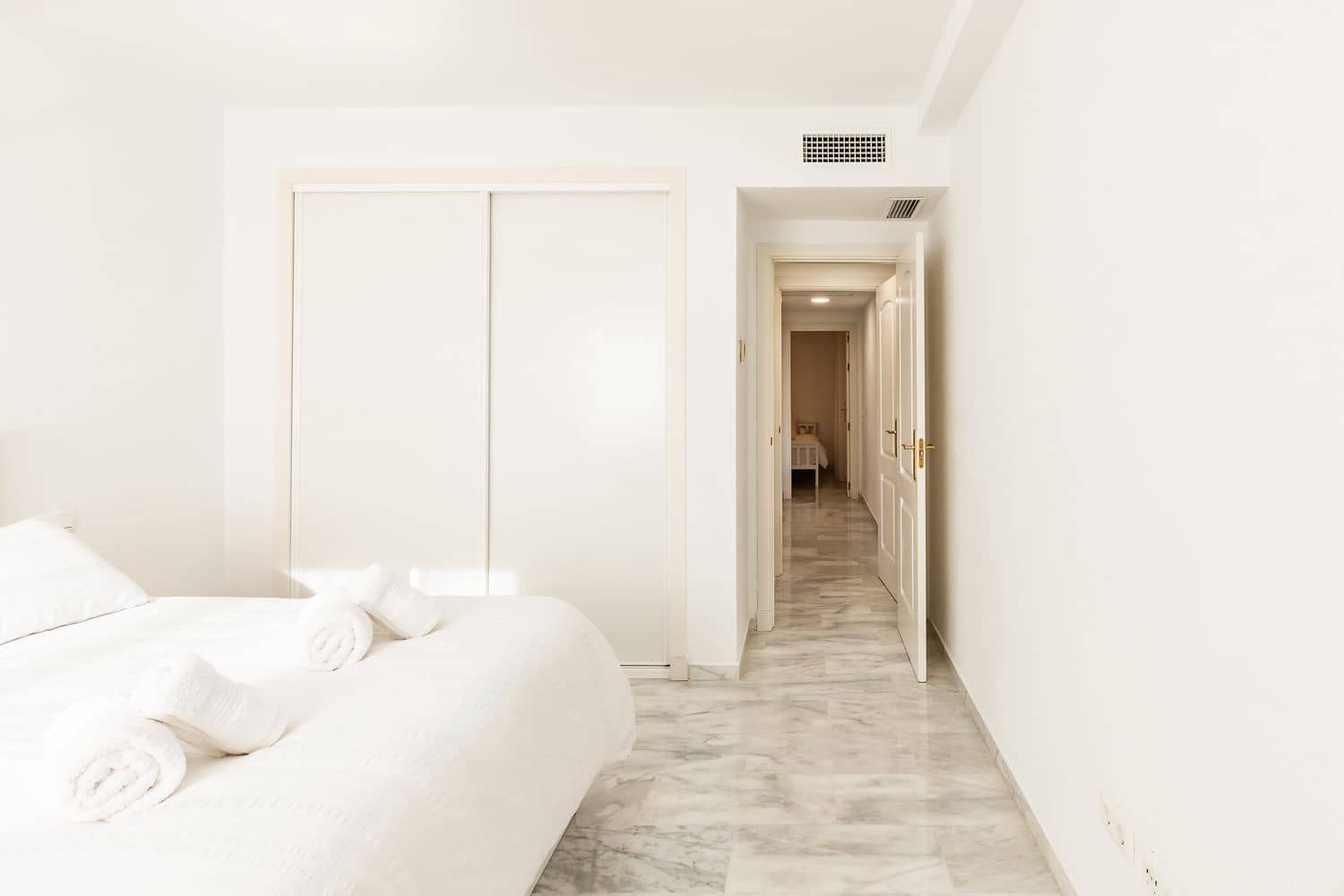 2 bedroom Apartment for rent in La Reserva with pool garage - € 1,000 (Ref: 9432857)