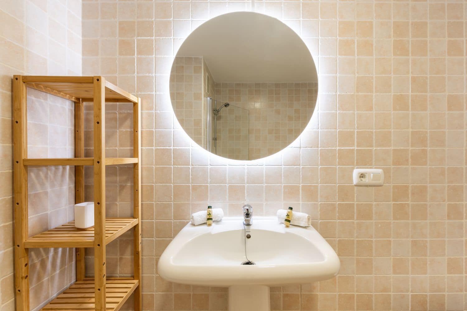 2 bedroom Apartment for rent in La Reserva with pool garage - € 1,000 (Ref: 9432857)