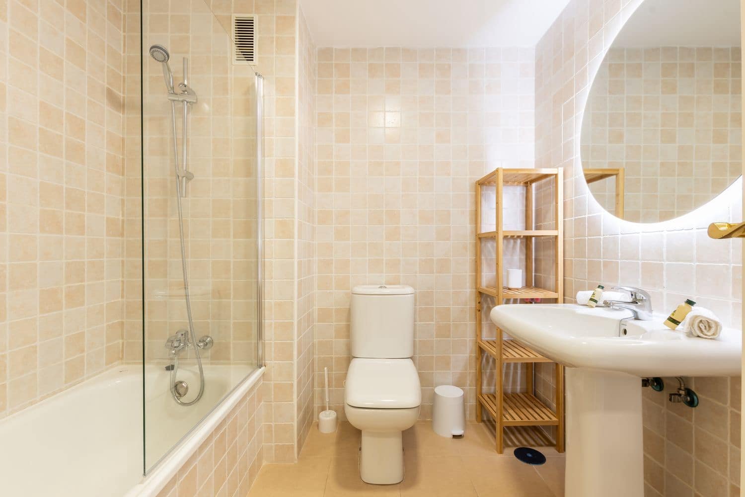 2 bedroom Apartment for rent in La Reserva with pool garage - € 1,000 (Ref: 9432857)