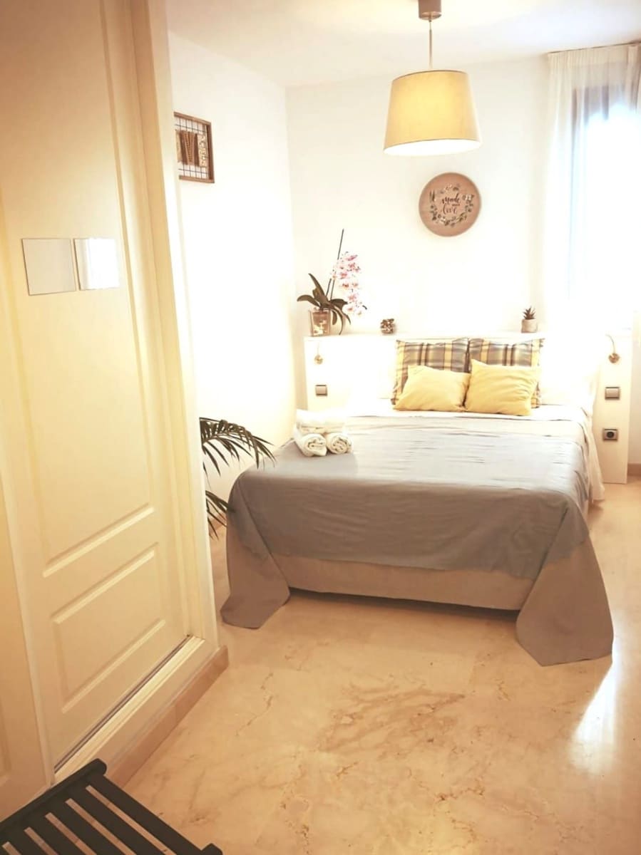 1 soverom Leilighet til salgs i Torrequebrada med svømmebasseng garasje - € 245 000 (Ref: 9445559)