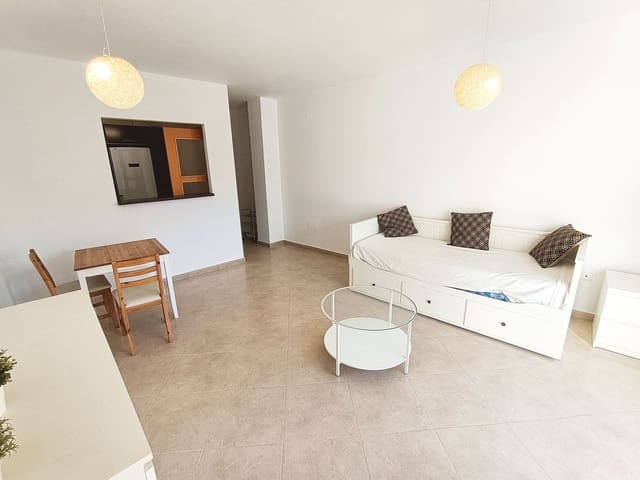 Lejlighed til leje i Zona Puerto Deportivo, Fuengirola med garage - € 700 (Ref: 9471908)