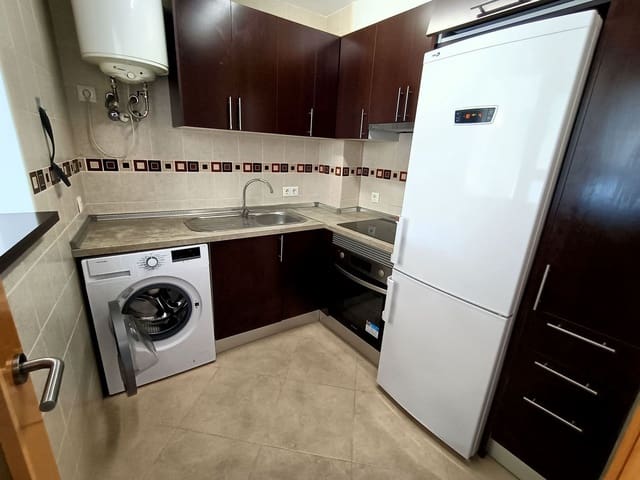 Lejlighed til leje i Zona Puerto Deportivo, Fuengirola med garage - € 700 (Ref: 9471908)