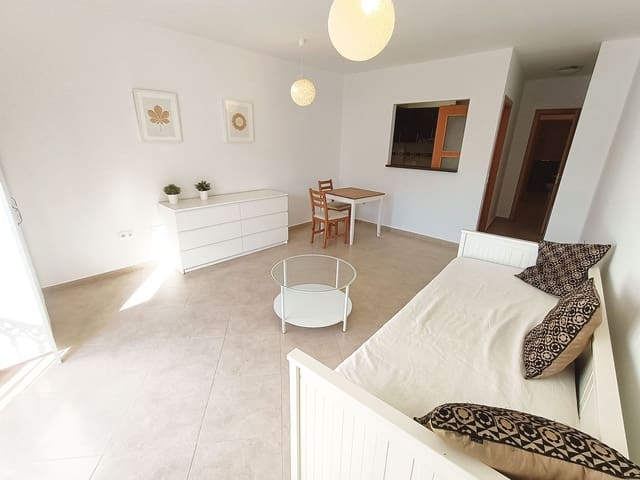 Lejlighed til leje i Zona Puerto Deportivo, Fuengirola med garage - € 700 (Ref: 9471908)