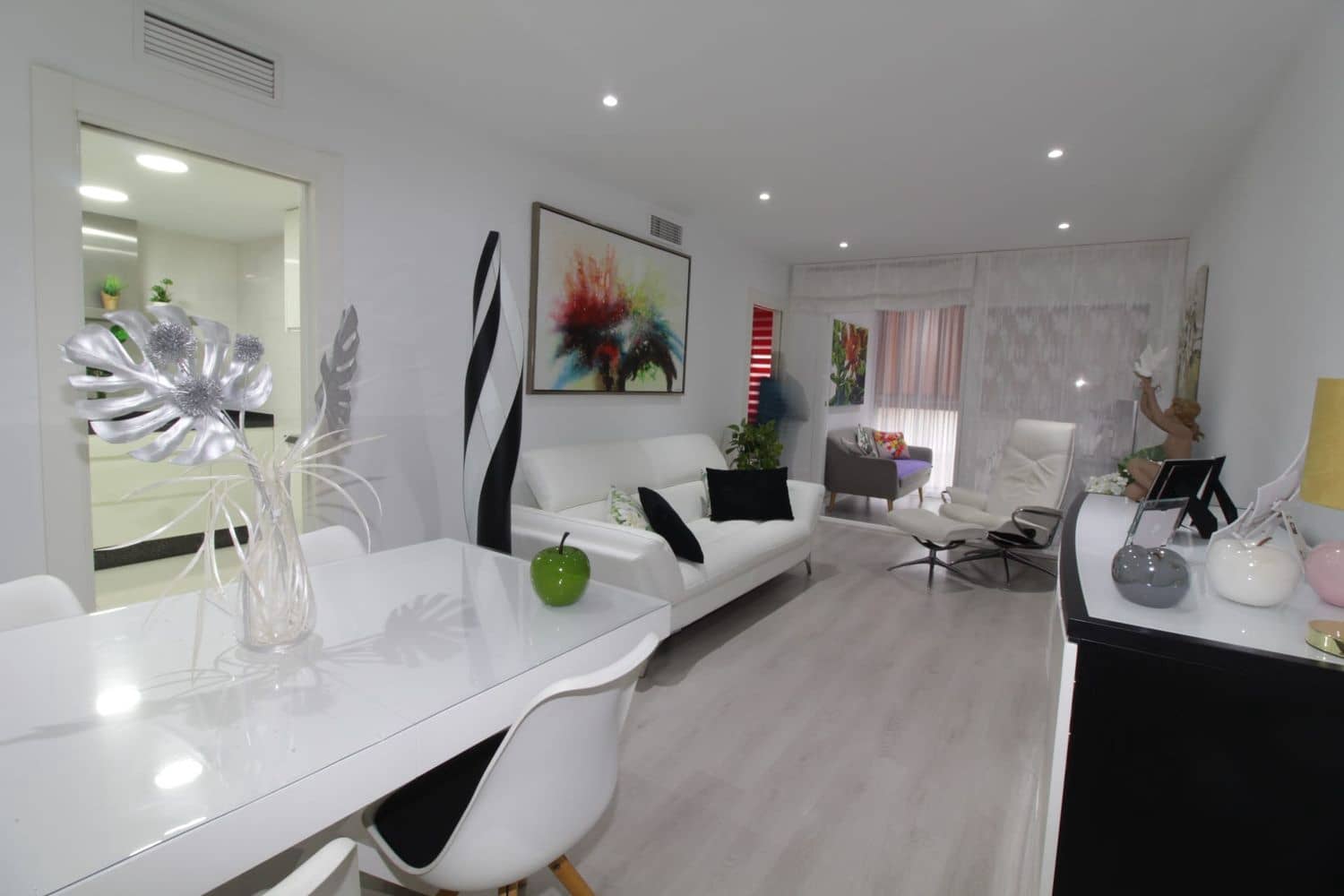 2 bedroom Apartment for sale in Fuengirola with garage - € 399,000 (Ref: 9570319)