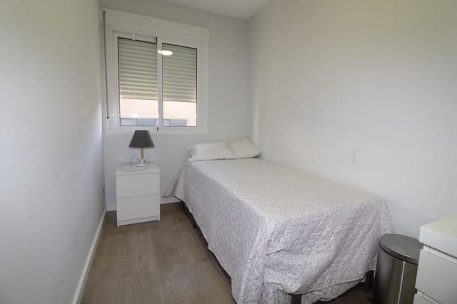 3 bedroom Apartment for rent in Cristo de la Epidemia, Málaga city with garage - € 1,250 (Ref: 9598521)