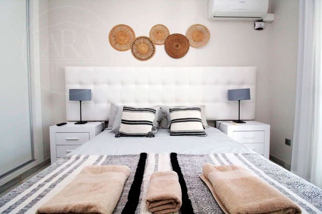 2 soveværelse Byhus til salg i La Reserva, Marbella med swimmingpool garage - € 310.000 (Ref: 9629614)