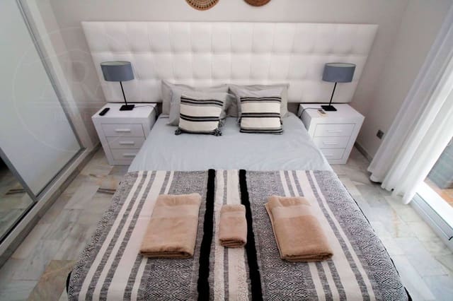 2 soveværelse Byhus til salg i La Reserva, Marbella med swimmingpool garage - € 310.000 (Ref: 9629614)