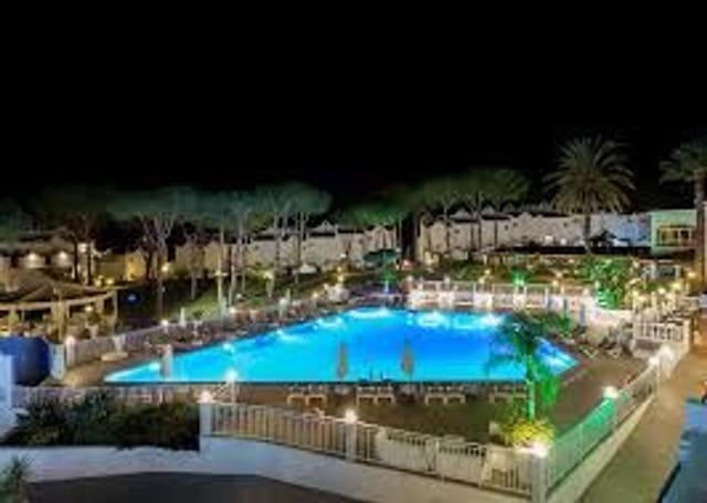 2 soveværelse Byhus til salg i La Reserva, Marbella med swimmingpool garage - € 310.000 (Ref: 9629614)