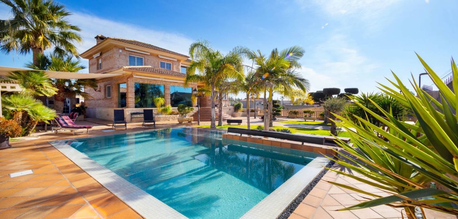 4 makuuhuone Huvila myytävänä paikassa San Vicente / Sant Vicent del Raspeig mukana uima-altaan 
autotalli - 939 000 € (Ref: 7430691)