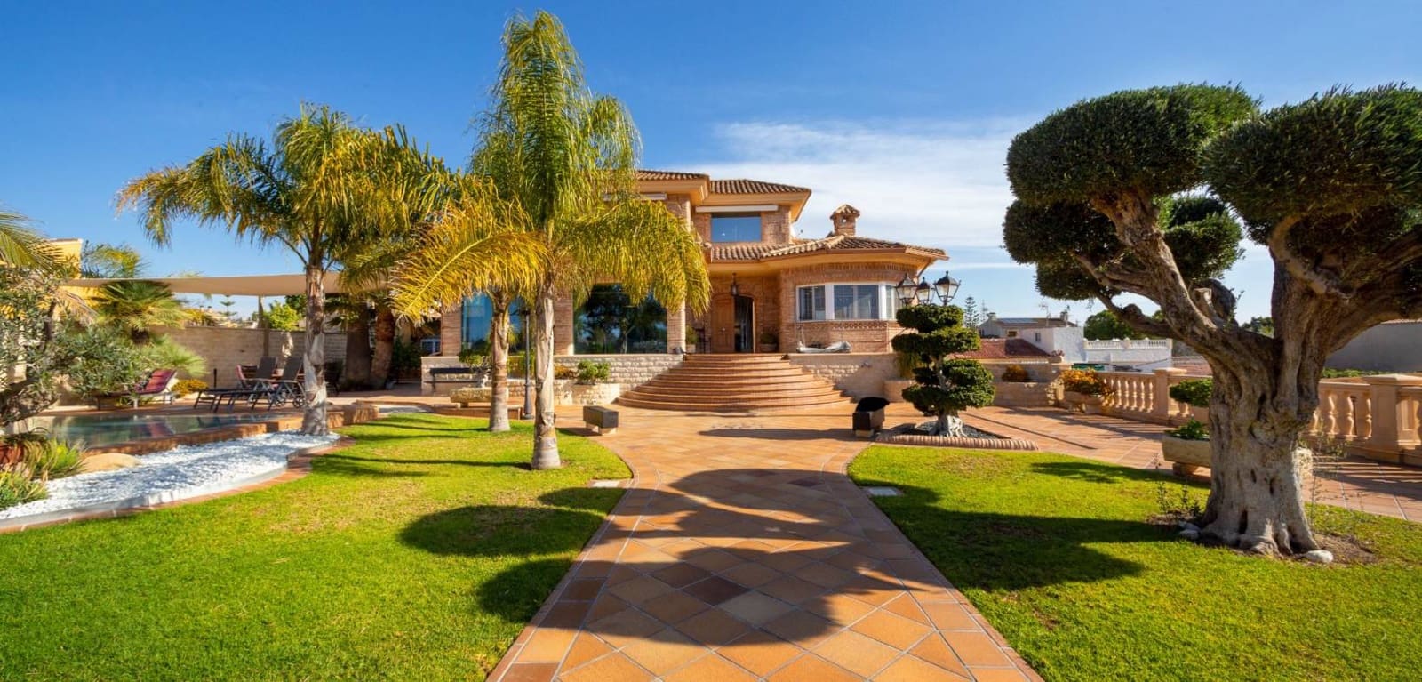 4 makuuhuone Huvila myytävänä paikassa San Vicente / Sant Vicent del Raspeig mukana uima-altaan 
autotalli - 939 000 € (Ref: 7430691)