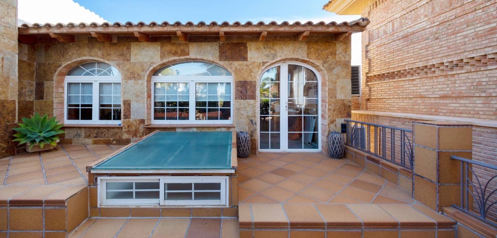 4 makuuhuone Huvila myytävänä paikassa San Vicente / Sant Vicent del Raspeig mukana uima-altaan 
autotalli - 939 000 € (Ref: 7430691)