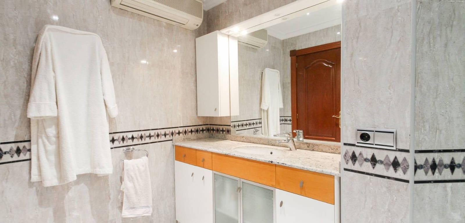 3 bedroom Apartment for sale in Alicante / Alacant city - € 990,000 (Ref: 8944927)