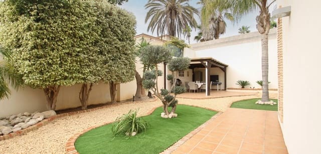 Chalet de 6 habitaciones en Los Balcones en venta con piscina - 699.000 € (Ref: 8998104)