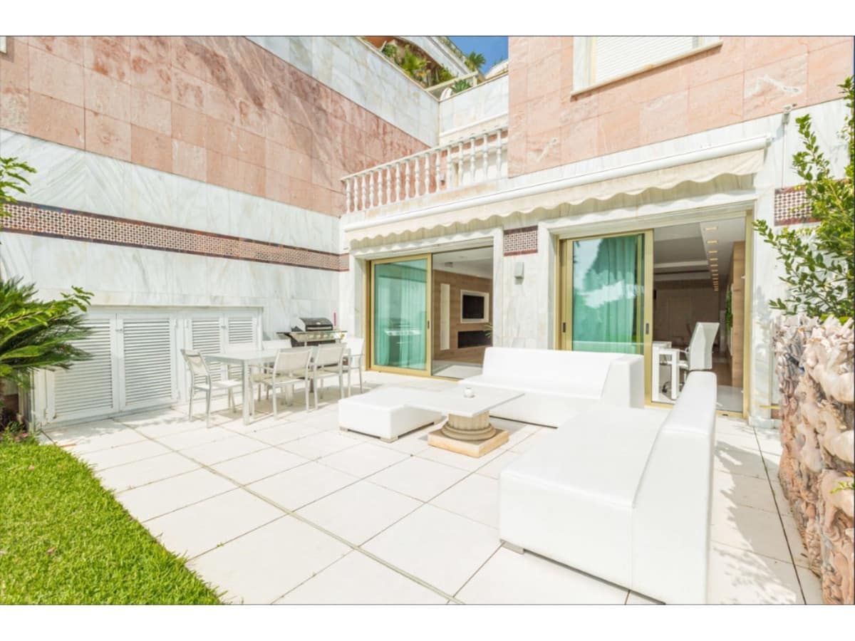 3 bedroom Apartment for sale in Marbella with pool - € 2,200,000 (Ref: 6443794)