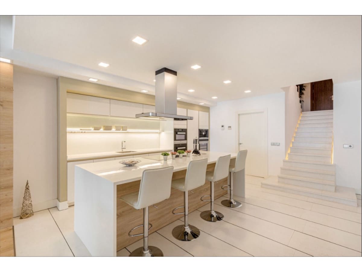 3 bedroom Apartment for sale in Marbella with pool - € 2,200,000 (Ref: 6443794)