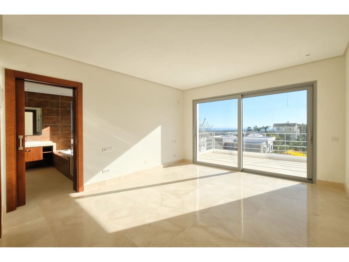 4 bedroom Villa for sale in Benahavis with pool - € 2,200,000 (Ref: 6822363)