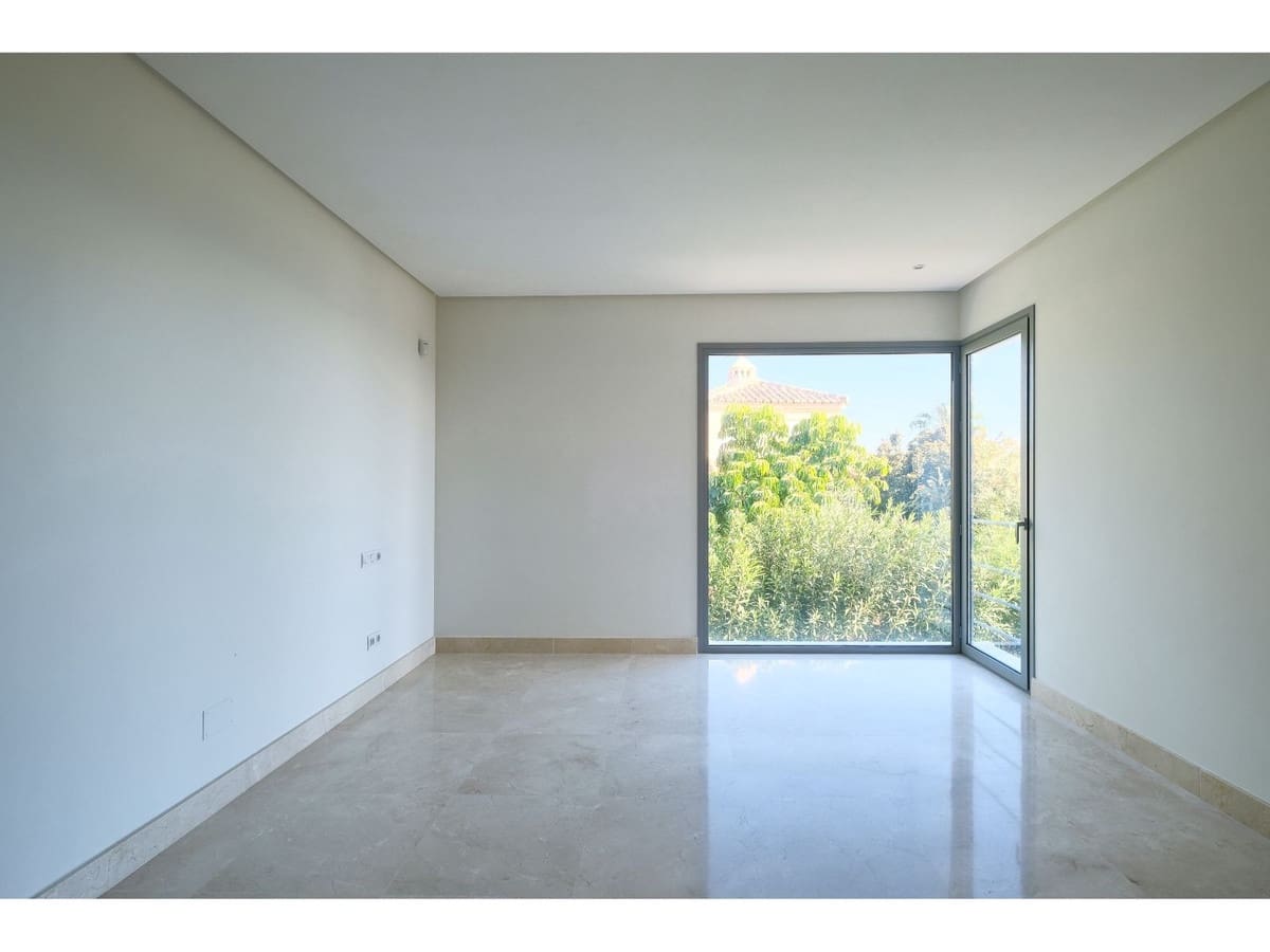 4 bedroom Villa for sale in Benahavis with pool - € 2,200,000 (Ref: 6822363)