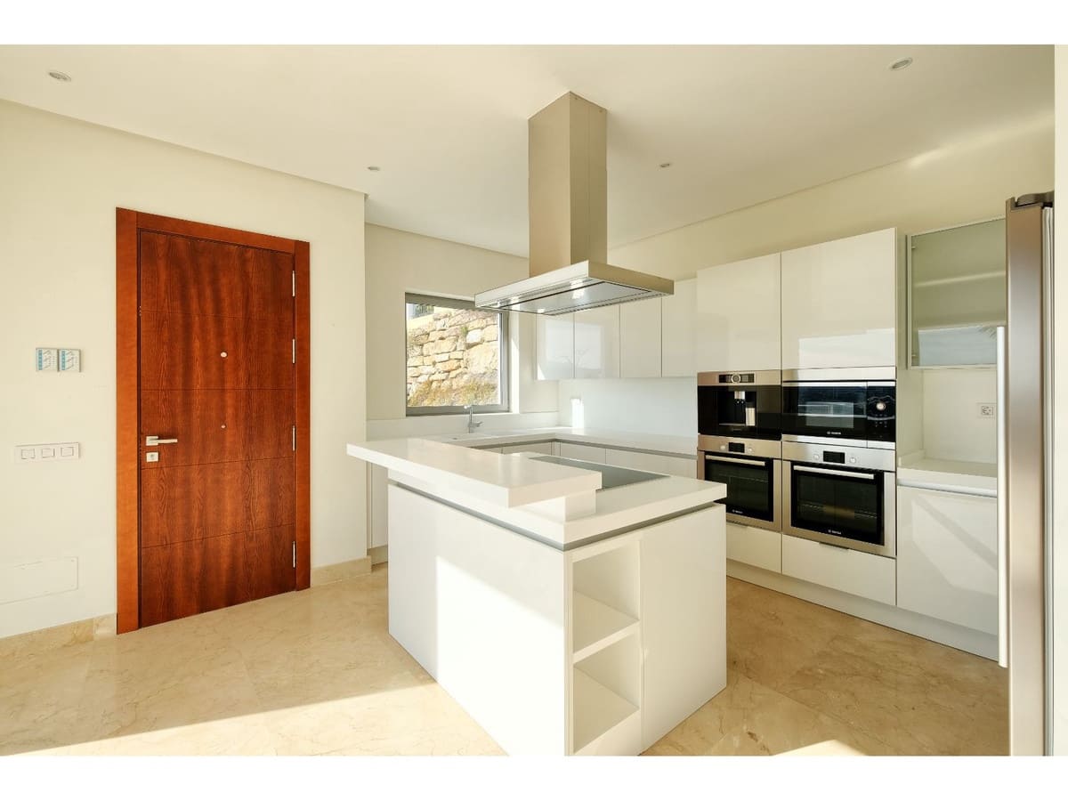 4 bedroom Villa for sale in Benahavis with pool - € 2,200,000 (Ref: 6822363)