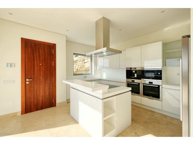 4 bedroom Villa for sale in Benahavís with pool - € 2,200,000 (Ref: 6822363)