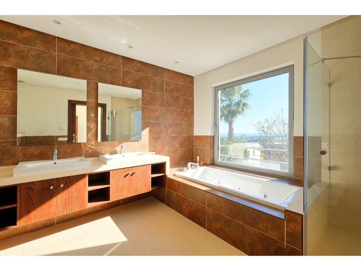 4 bedroom Villa for sale in Benahavis with pool - € 2,200,000 (Ref: 6822363)