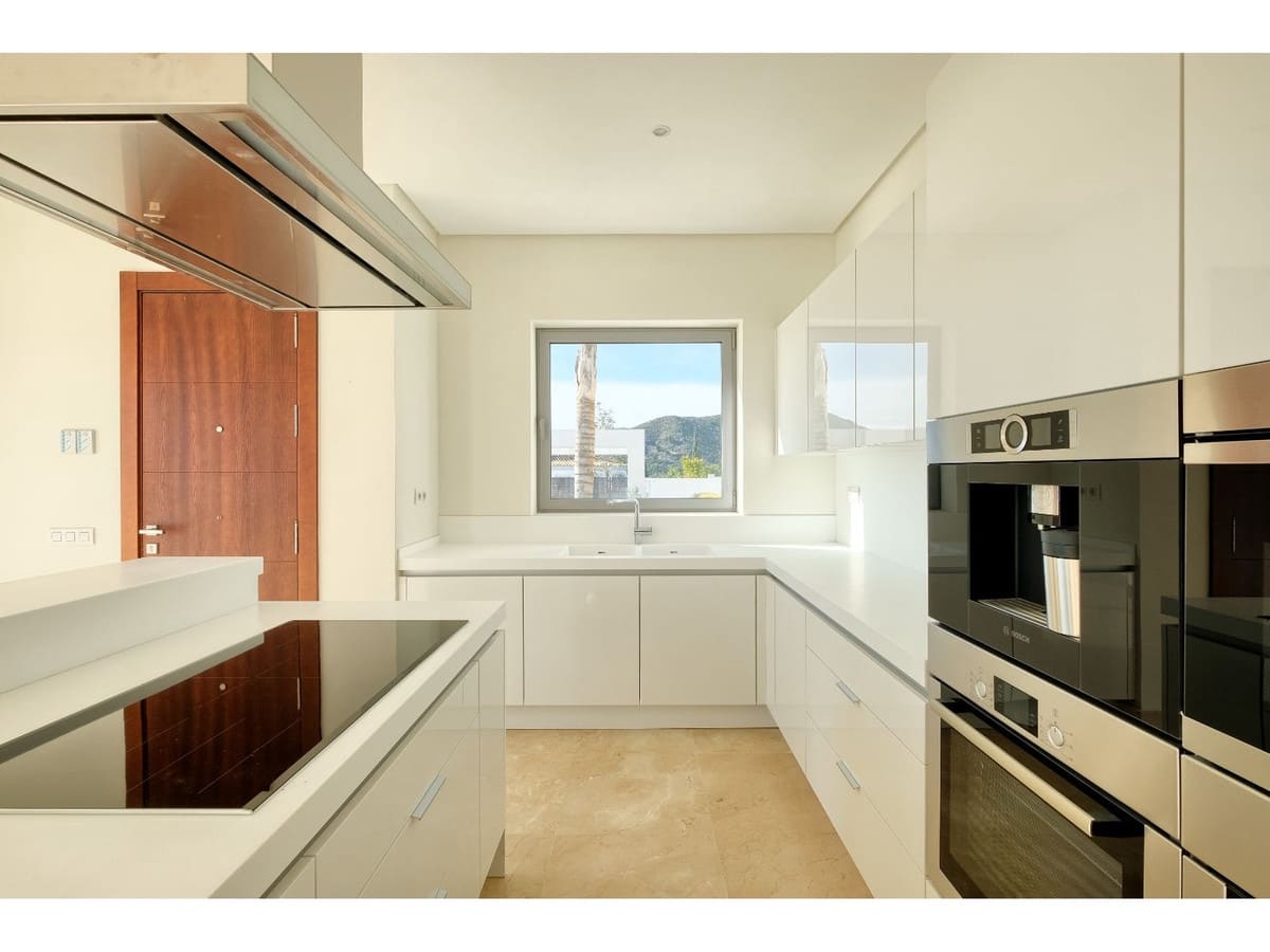 4 bedroom Villa for sale in Benahavis with pool - € 2,200,000 (Ref: 6822363)