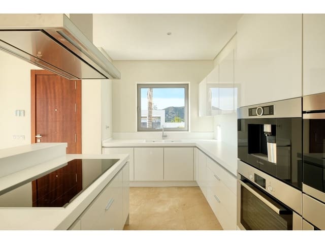 4 bedroom Villa for sale in Benahavís with pool - € 2,200,000 (Ref: 6822363)