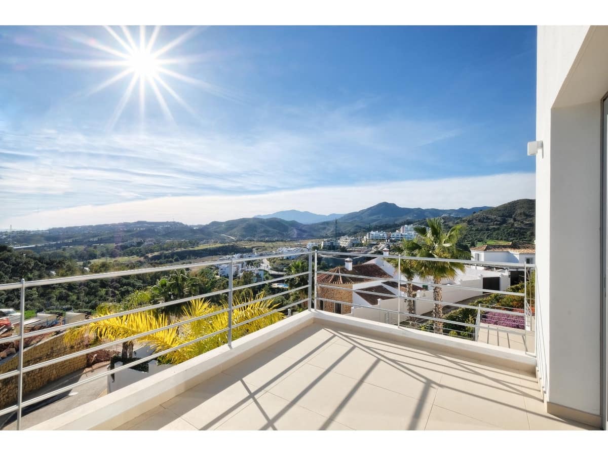 4 bedroom Villa for sale in Benahavis with pool - € 2,200,000 (Ref: 6822363)