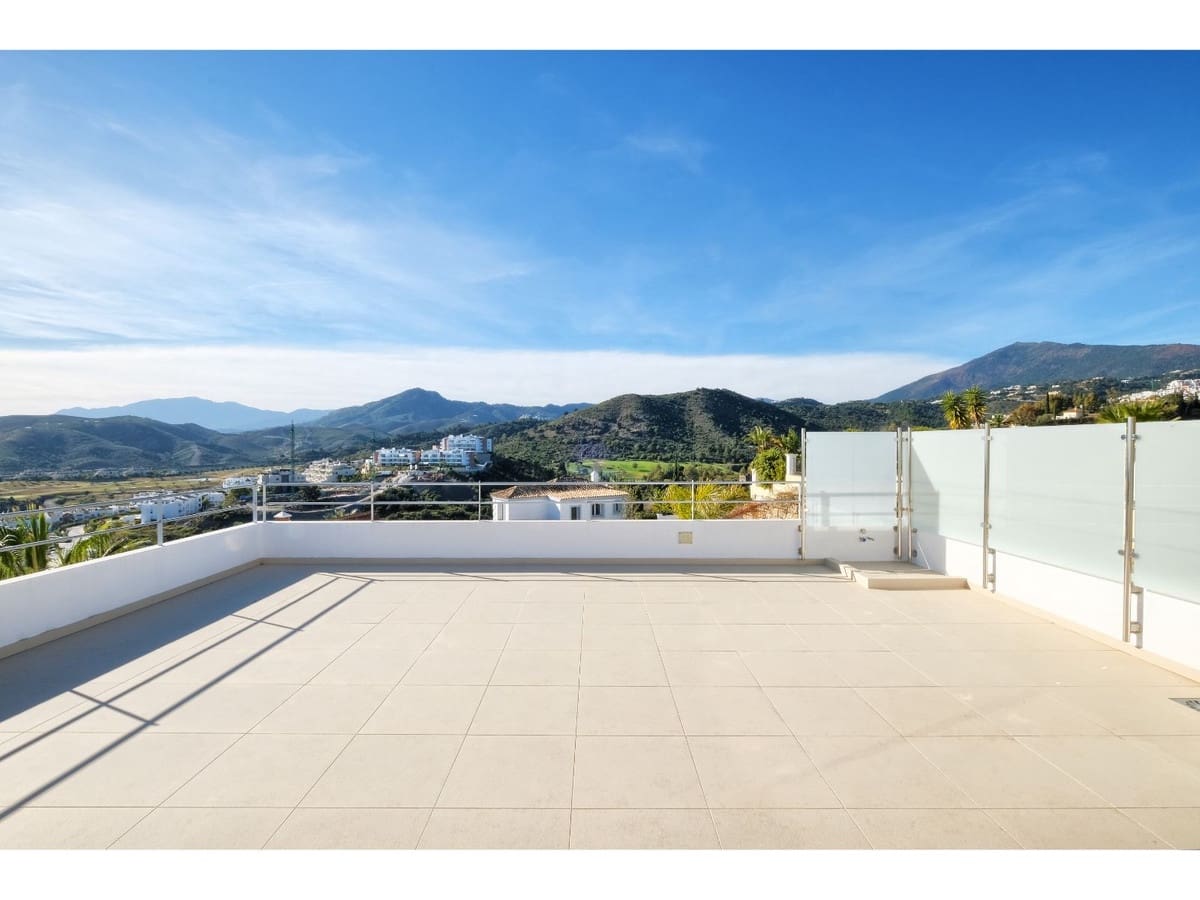 4 bedroom Villa for sale in Benahavis with pool - € 2,200,000 (Ref: 6822363)