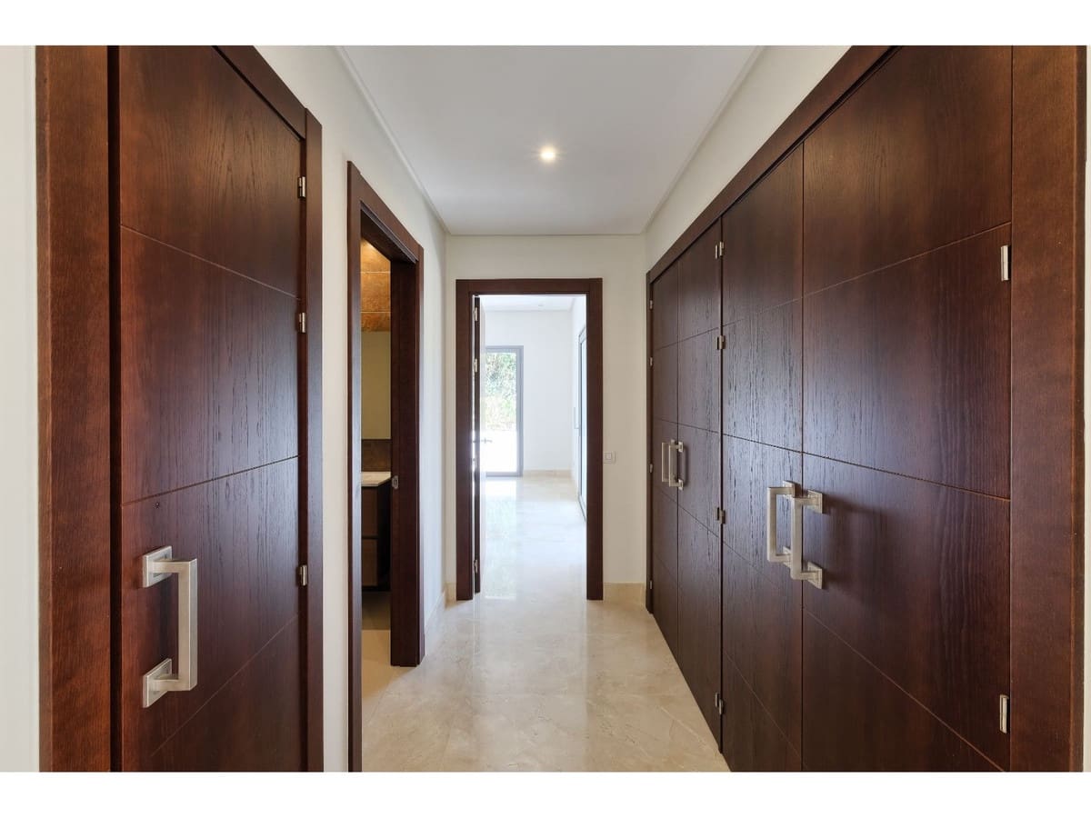 4 bedroom Villa for sale in Benahavis with pool - € 2,200,000 (Ref: 6822363)