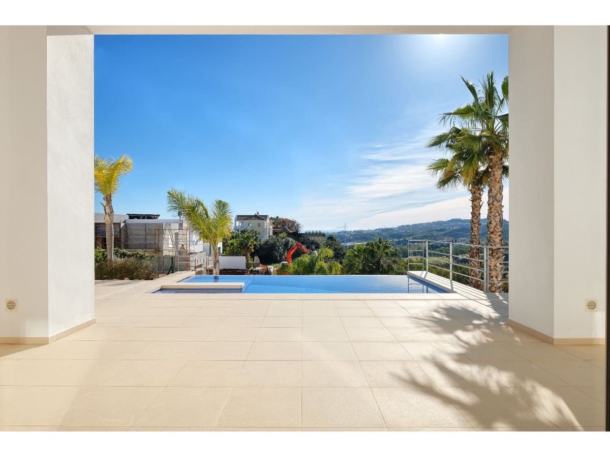 4 bedroom Villa for sale in Benahavis with pool - € 2,200,000 (Ref: 6822363)
