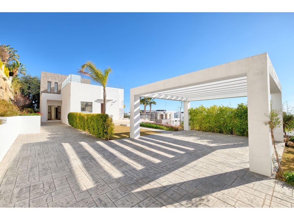 4 bedroom Villa for sale in Benahavis with pool - € 2,200,000 (Ref: 6822363)