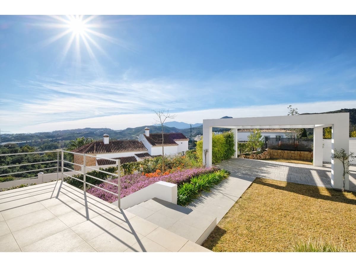 4 bedroom Villa for sale in Benahavis with pool - € 2,200,000 (Ref: 6822363)