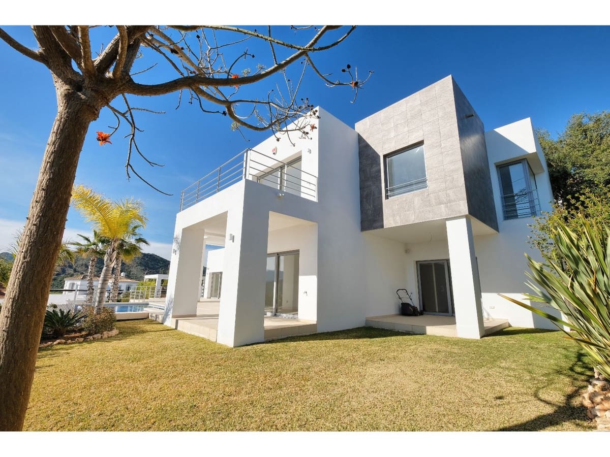 4 bedroom Villa for sale in Benahavis with pool - € 2,200,000 (Ref: 6822363)