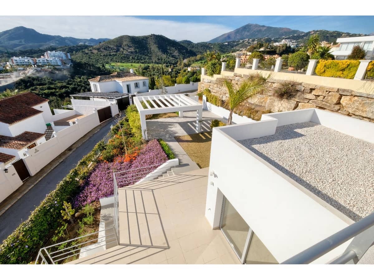 4 bedroom Villa for sale in Benahavis with pool - € 2,200,000 (Ref: 6822363)