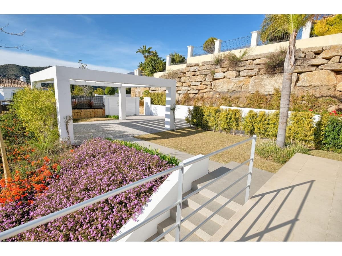 4 bedroom Villa for sale in Benahavis with pool - € 2,200,000 (Ref: 6822363)