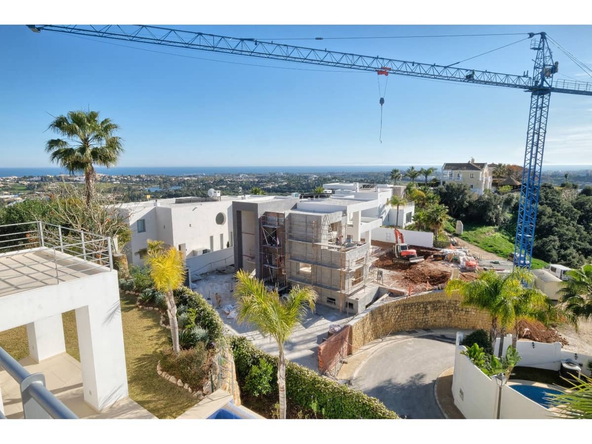 4 bedroom Villa for sale in Benahavis with pool - € 2,200,000 (Ref: 6822363)