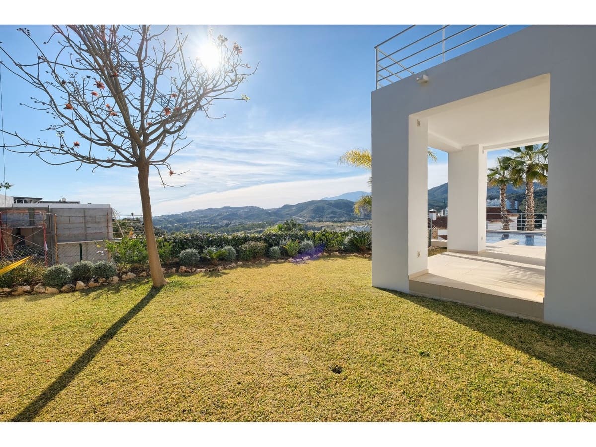 4 bedroom Villa for sale in Benahavis with pool - € 2,200,000 (Ref: 6822363)