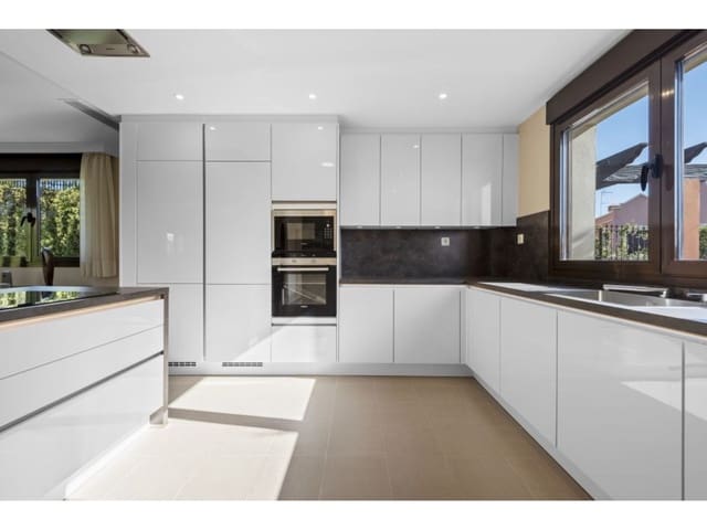 3 Zimmer Villa zu verkaufen in Centro, Estepona mit Pool - 756.413 € (Ref: 7527096)