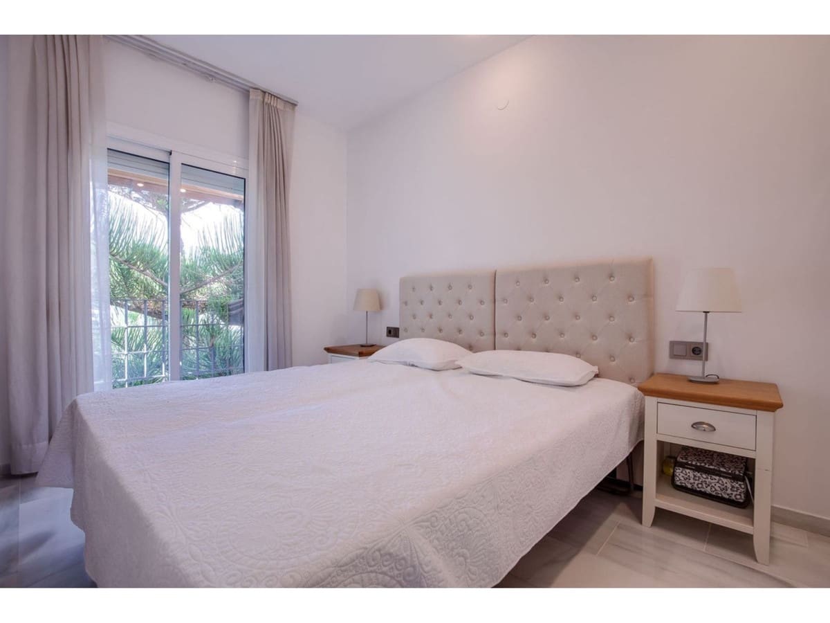 2 bedroom Apartment for sale in Marbella with pool - € 885,000 (Ref: 7853122)