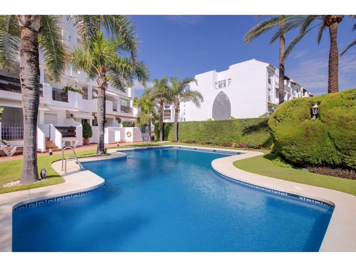 2 bedroom Apartment for sale in Marbella with pool - € 885,000 (Ref: 7853122)