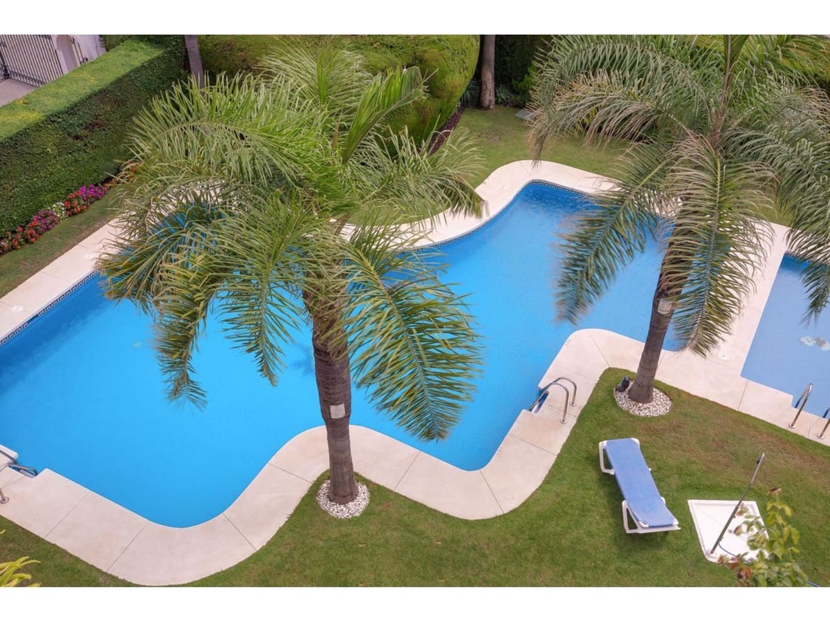 2 bedroom Apartment for sale in Marbella with pool - € 885,000 (Ref: 7853122)