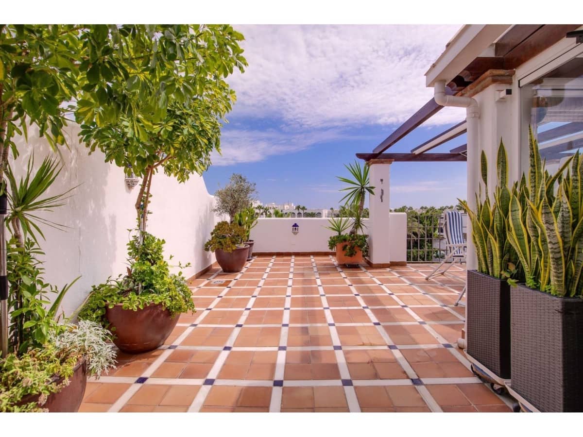 2 bedroom Apartment for sale in Marbella with pool - € 885,000 (Ref: 7853122)