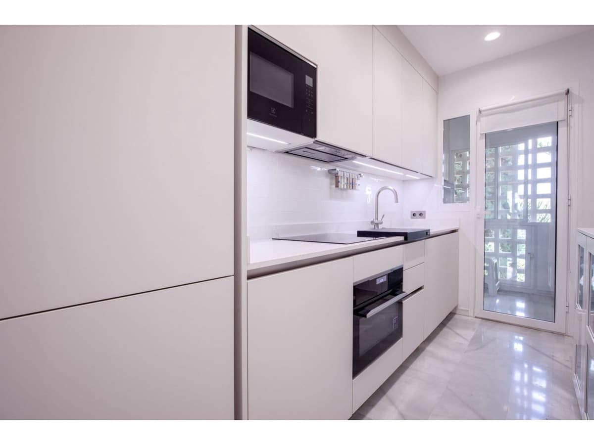 2 bedroom Apartment for sale in Marbella with pool - € 885,000 (Ref: 7853122)